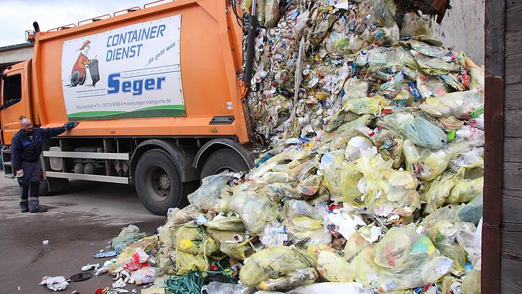 Bis zu acht Tonnen Gelber Säcke werden täglich im Landkreis gesammelt und auf dem Betriebshof der Firma Seger entladen. Foto: Heike Beudert