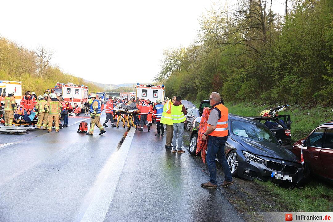 Schneeschauer löst schwere Massenkarambolage auf der A70 aus