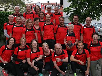 Das Team hat eigens für den Lauf Trikots gestaltet und angeschafft. Foto: Andrea Spörlein