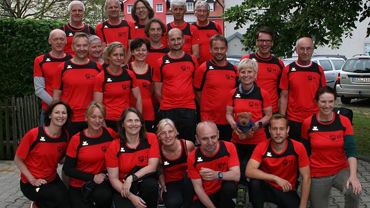 Das Team hat eigens für den Lauf Trikots gestaltet und angeschafft. Foto: Andrea Spörlein