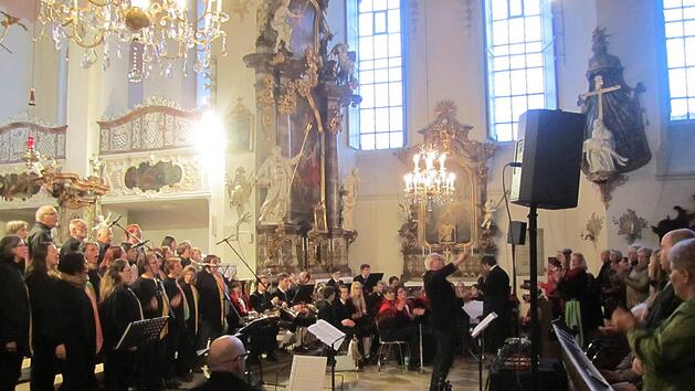 Die Stadtkapelle M&uuml;nnerstadt und der Gospelchor "Light in the Dark" brillierten in der Klosterkirche. Foto: Hartmut Hessel