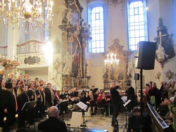 Die Stadtkapelle Münnerstadt und der Gospelchor "Light in the Dark" brillierten in der Klosterkirche. Foto: Hartmut Hessel
