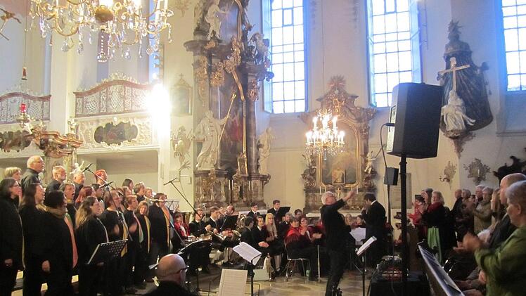 Die Stadtkapelle Münnerstadt und der Gospelchor "Light in the Dark" brillierten in der Klosterkirche. Foto: Hartmut Hessel