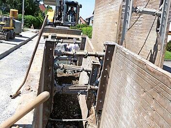Die Arbeiten für die Erneuerung des Abwasserkanals in der Laubenstraße laufen programmgemäß.  Foto: Werner Reißaus
