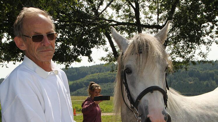 Winfried Fleck mit einer seiner Zuchtstuten. Foto: Ulrike Müller
