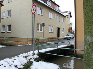Sieht eigentlich ganz passable aus: Brücke im Eberner Mühlenviertel, die Probleme bereitet, weswegen schon eine Tonnage-Beschränkung erlassen wurde.   Ralf Kestel