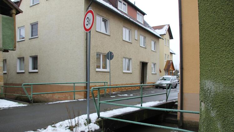 Sieht eigentlich ganz passable aus: Brücke im Eberner Mühlenviertel, die Probleme bereitet, weswegen schon eine Tonnage-Beschränkung erlassen wurde.   Ralf Kestel