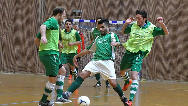 Für viel Grün bei der Futsal-Kreismeisterschaft sorgen auch in diesem Jahr der TSV Großbardorf II (mit Leibchen) und TV Jahn Winkels.Hopf