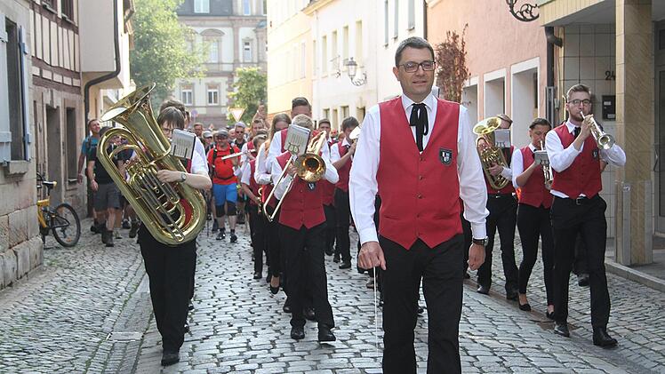 Die st&auml;dtische Jugendkapelle f&uuml;hrte die Wanderer zur Stadt hinaus. Foto: Sonny Adam
