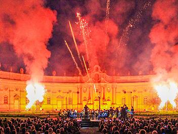 Ein Barockfeuerwerk zur Livemusik - wie hier 2017 - ist für die Feuerwerker auch am Samstag wieder im historischen Schlosshof eine Herausforderung.  Foto: Andreas Dorsch