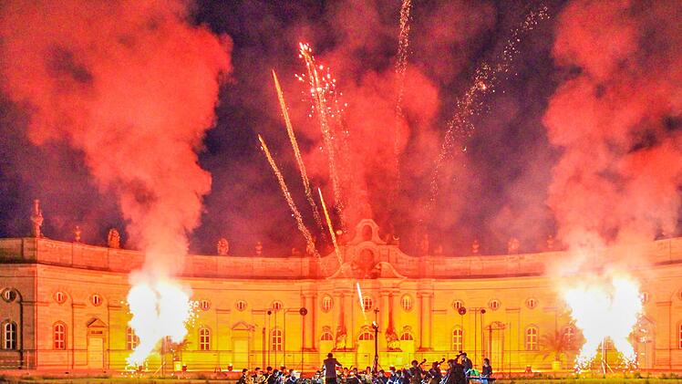 Ein Barockfeuerwerk zur Livemusik - wie hier 2017 - ist für die Feuerwerker auch am Samstag wieder im historischen Schlosshof eine Herausforderung.  Foto: Andreas Dorsch