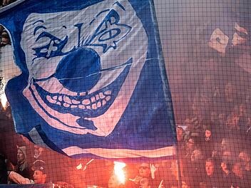 Beim Spiel in Dortmund brannten Berliner Ultras Feuerwerksk&ouml;rper in ihrem Block ab und pr&uuml;gelten sich mit der Polizei. Bernd Thissen, dpa