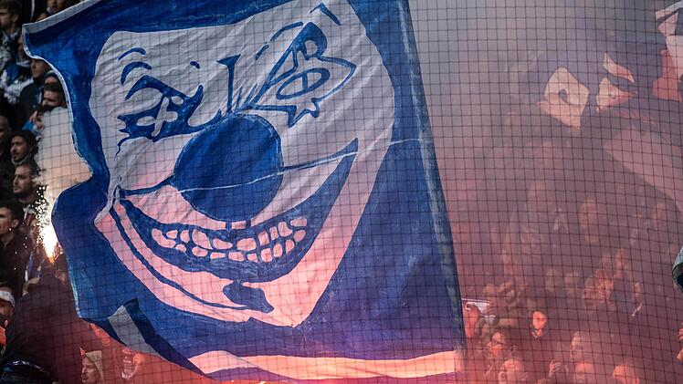 Beim Spiel in Dortmund brannten Berliner Ultras Feuerwerksk&ouml;rper in ihrem Block ab und pr&uuml;gelten sich mit der Polizei. Bernd Thissen, dpa