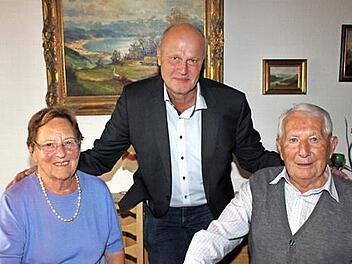 Gerald Brehm gratulierte Walter Engelhardt, links im Bild Ehefrau Herta Engelhardt. Foto: Evi Seeger
