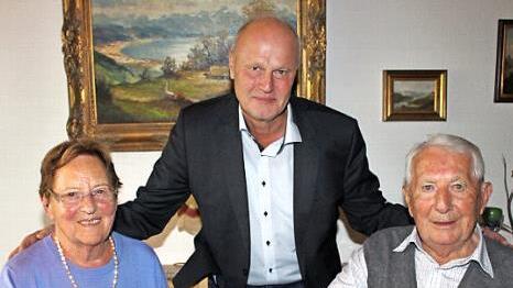 Gerald Brehm gratulierte Walter Engelhardt, links im Bild Ehefrau Herta Engelhardt. Foto: Evi Seeger