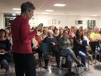 Heilpraktikerin Andrea Oberhofer machte das Publikum in den Räumen der Mediengruppe Oberfranken am Dienstag mit der Sympathikus-Therapie gegen den Reizdarm vertraut. Foto: Alexander Müller