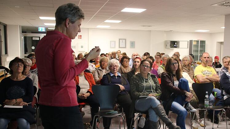 Heilpraktikerin Andrea Oberhofer machte das Publikum in den Räumen der Mediengruppe Oberfranken am Dienstag mit der Sympathikus-Therapie gegen den Reizdarm vertraut. Foto: Alexander Müller