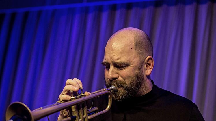 Bemerkenswert vielseitig: Sebastian Studnitzky beeindruckte als Trompeter, Pianist und Klangtüftler bei Leise am Markt in Coburg.Foto: Jochen Berger
