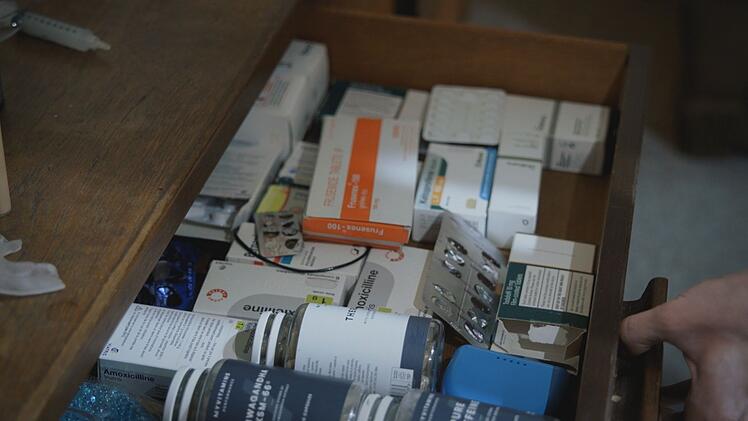 Finn präsentiert seine Tablettensammlung: Er nimmt Medikamente für ein schlankes Äußeres.