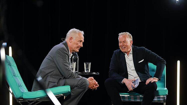 Johannes B. Kerner (rechts) empfing Ex-Trainer Christian Streich zum Gespräch.