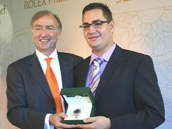 Christian Deuerling freut sich über eine Rolex Datejust in Edelstahl mit persönlicher Namensgravur. Mit einem Durchschnitt von 1,0 hat Christian Deuerling den Rolex-Preis 2013 aus den Händen von Joachim Mernyak erhalten. Foto: Katharina Korkisch
