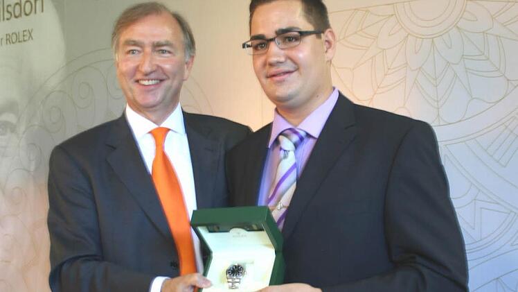 Christian Deuerling freut sich über eine Rolex Datejust in Edelstahl mit persönlicher Namensgravur. Mit einem Durchschnitt von 1,0 hat Christian Deuerling den Rolex-Preis 2013 aus den Händen von Joachim Mernyak erhalten. Foto: Katharina Korkisch