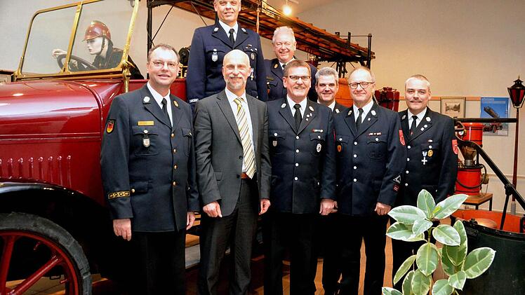 Die Ehrungen nahm Kommandant Harald Albert (l.) vor: neben ihm OB Kay Blankenburg, Klaus Ströhlein und Klaus Horch, Gerhard Hering, Michael Wolf, Walter Reith und Thomas Baumgart.