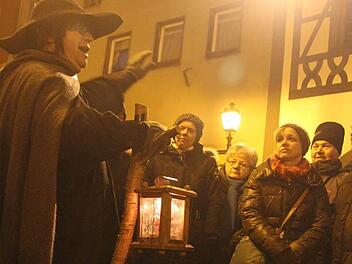 Stadtführer Erich Olbrich zog die BR-Leser bei der nächtlichen Sagen- und Gruselgeschichten-Führung in seinen Bann. Foto: Sonja Adam