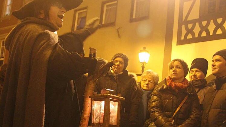 Stadtführer Erich Olbrich zog die BR-Leser bei der nächtlichen Sagen- und Gruselgeschichten-Führung in seinen Bann. Foto: Sonja Adam