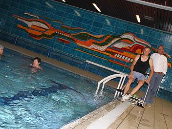 Schlechte Aussichten für das Hallenbad: Bürgermeister Gerd Kleinhenz (rechts) und Bademeister Martin Voigt sind betroffen. Foto: Ulrike Müller