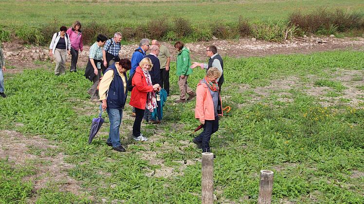 Vorsichtig ging es über den trockenen Weihergrund. Foto: Abdreas Dorsch