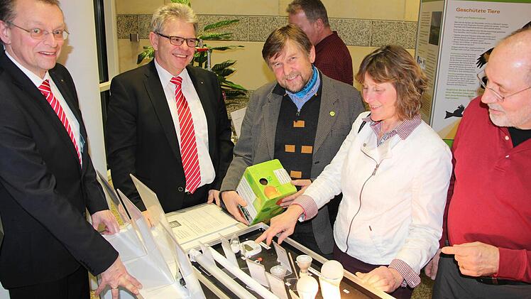 Bei der Ausstellungseröffnung in der Kronacher Sparkasse testeten (von links) Gebietsdirektor Robert Porzelt, Vorstandsmitglied Georg Löffler, der Energiereferent des Bundes Naturschutz in Bayern. Herbert Barthel, BN-Kreisvorsitzende Elisabeth Hoffmann und Stadtrat Peter Witton eine der Mitmachstationen.  Foto: Rainer Glissnik