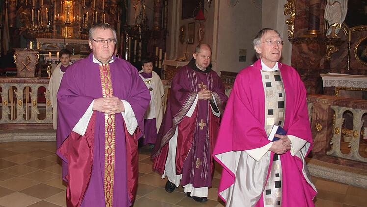 Pfarrer Ignacy Kobus aus Marktschorgast, Pfarrer Helmut Spindler aus Wartenfels-Presseck, Pater Alard sowie Pater Adrian aus Marienweiher traten als Konzelebranten bei der Pontifikalmesse auf. Foto: Sonja Adam