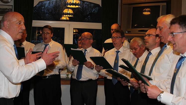 Vitus Karg ist seit einem halben Jahrhundert Chorleiter in Willmersreuth. Wenn er den Männerchor dirigiert, ist er voll in seinem Element. Foto: Sonja Adam