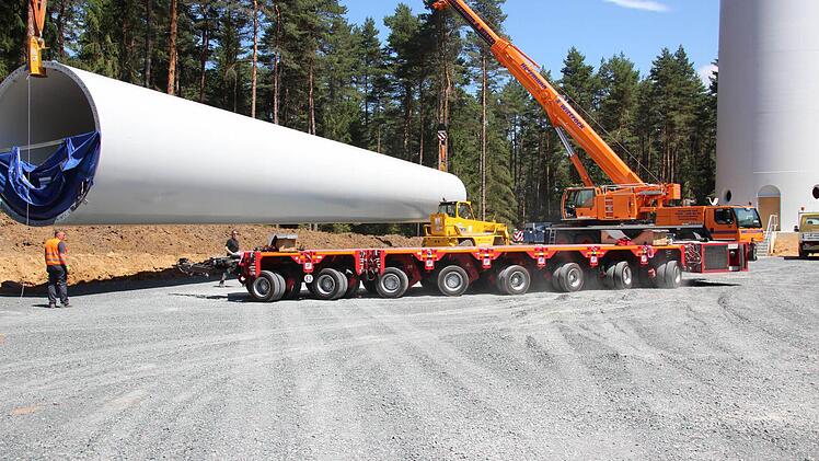Selbstfahrer-Lenker Erhard Pint lässt das Gerät wegrollen, nachdem zwei Autokräne das fast 50 Tonnen schwere Stahlrohr angehoben haben.  Foto: Friedwald Schedel