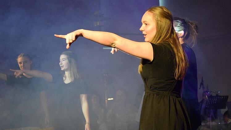 "Du bist ein Phänomen": Gemeinsam mit den anderen Mitfahrern wird Jennifers Auftritt zu einer außergewöhnlichen und auf Mallorca sicherlich überzeugen - eine Szene aus dem Musical "Haltestelle Glück" in Dörfles-Esbach. Foto: Daniela Pondelicek
