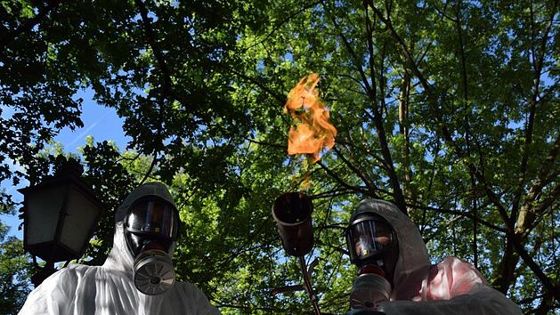 Mit der Flamme gegen die Raupen: Zwei in Schutzkleidung gehüllte Mitarbeiter des Bauhofs rückten am Freitagmorgen an einer Eiche in der städtischen Anlage den Raupen des Eichenprozessionsspinners mit einem Bunsenbrenner zu Leibe.  Foto: Johannes Ungemach