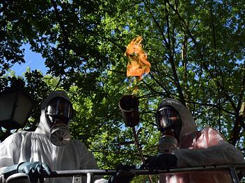 Mit der Flamme gegen die Raupen: Zwei in Schutzkleidung gehüllte Mitarbeiter des Bauhofs rückten am Freitagmorgen an einer Eiche in der städtischen Anlage den Raupen des Eichenprozessionsspinners mit einem Bunsenbrenner zu Leibe.  Foto: Johannes Ungemach