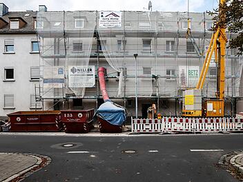 Der mittlere Wohnblock wird momentan komplett entkernt. Foto: Matthias Hoch