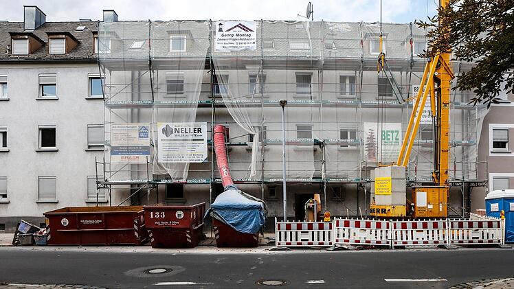 Der mittlere Wohnblock wird momentan komplett entkernt. Foto: Matthias Hoch