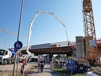Seit der Nacht zum Dienstag wird der Überbau auf der Autobahnbrücke über der Äußeren Nürnberger Straße betoniert. Foto: Ekkehard Roepert