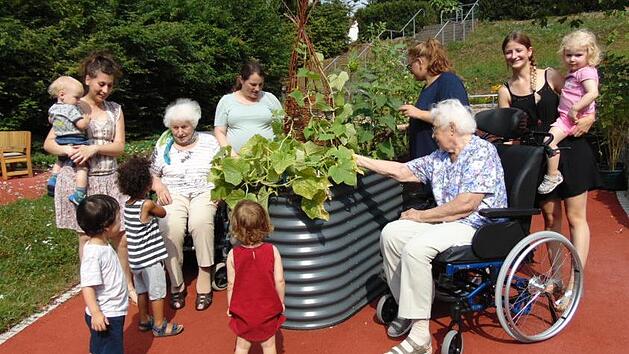 F&uuml;r die Senioren ist der Besuch der Kinder von  der Kita "Rappelzappel" immer etwas Besonderes.Petra Malbrich