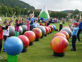 Mächtig Spaß hatten die jungen Teilnehmer bei "Franken Aktiv" 2014 in Ebelsbach. Bei "Drums Alive" ging es mächtig rund. Archivfoto: Sabine Weinbeer