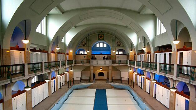 Eine der Schwimmhallen des Volksbads N&uuml;rnberg, das momentan saniert wird. Foto: F&ouml;rderverein Volksbad, N&uuml;rnberg