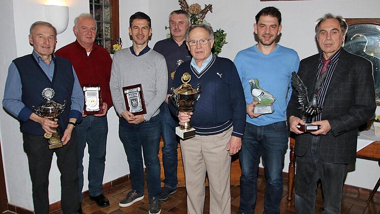 Gemeinsam ehrten die Brieftaubenvereine Münnerstadt 05107 und  Wermerichshausen 08088 ihre Vereinsmeister und langjährige Mitglieder: (von links) Karl Bauer, Ottmar Schlott, Walter Denner, Werner Mauer,  Willi Stumpf, Oskar Denner und Peter Emes. Foto: Dieter Britz