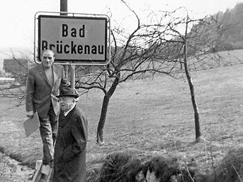 Bürgermeister Egid Trost (vorne) und 2. Bürgermeister Konrad Zirkel beim Aufstellen des neuen Ortsschildes im Jahr 1970.  Foto: Stadtarchiv Bad Brückenau