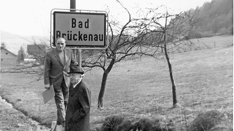 Bürgermeister Egid Trost (vorne) und 2. Bürgermeister Konrad Zirkel beim Aufstellen des neuen Ortsschildes im Jahr 1970.  Foto: Stadtarchiv Bad Brückenau