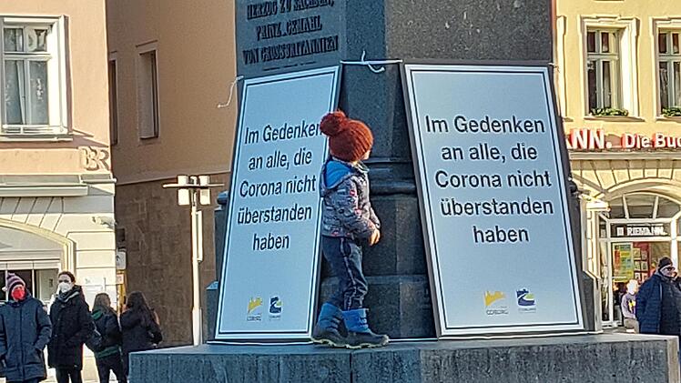 Zum ersten Mal seit Beginn der Proteste gegen die politischen Entscheidungen hat das lokale B&uuml;ndnis eine Gegenveranstaltung organisiert. Die Polizei sicherte die Veranstaltung ab.