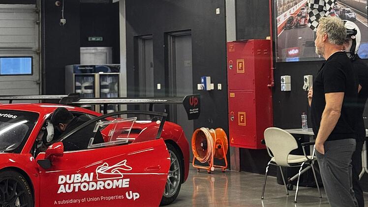 Jenke von Wilsmdorff besichtigt eine Rennstrecke, die Millionäre zu Vergnügungszwecken buchen können.