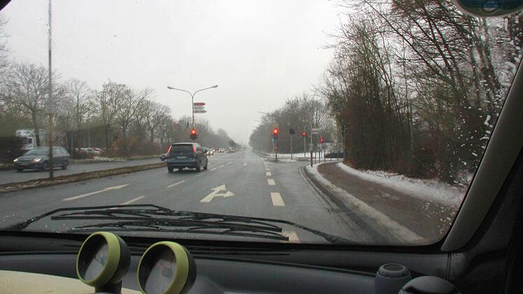 Unterwegs auf der Theodor Heuss Allee - rote Ampeln gehören dazu.Foto: Nikolas Pelke